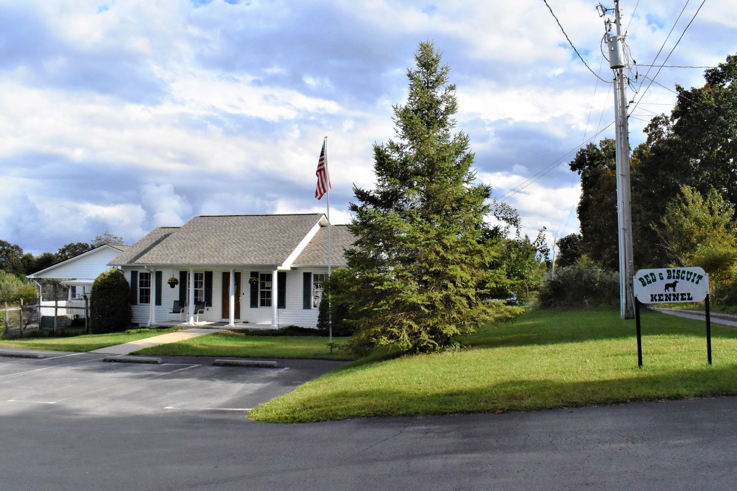 Bed & Biscuit: 153 Fence Ln, Crossville, TN 38571